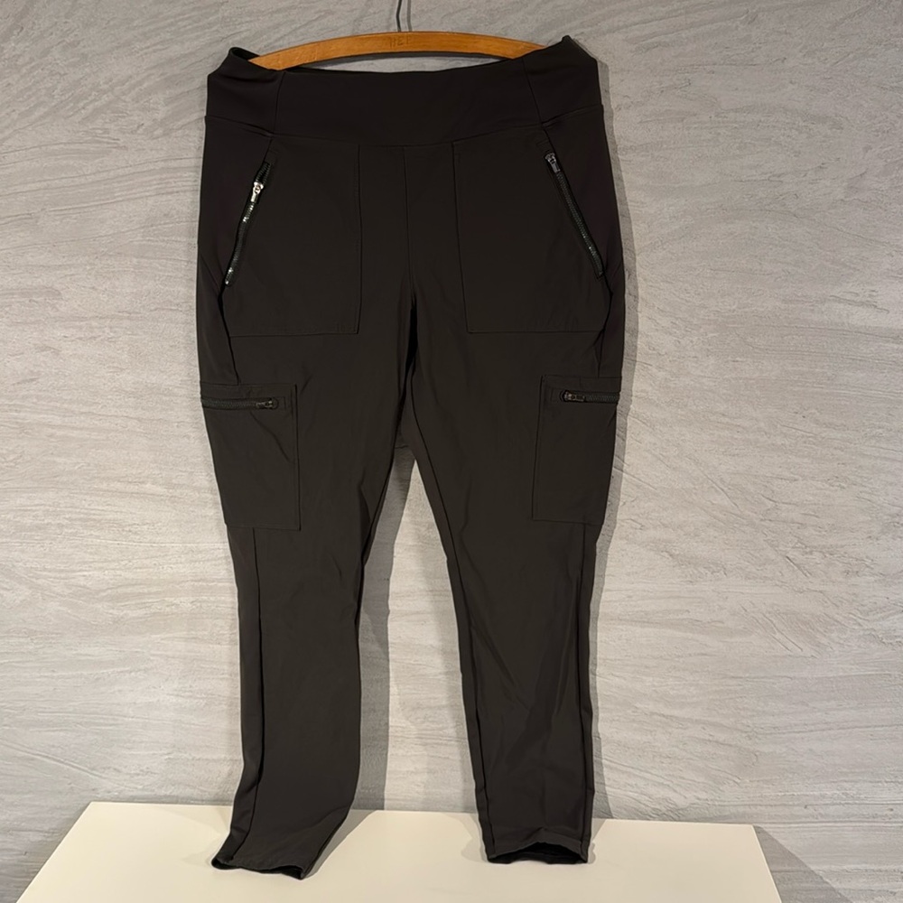 Athleta headlands, hybrid, high-rise cargo legging. Aspen olive size 12